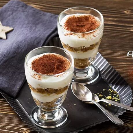 Brzi tiramisu od jogurta, keksa i kave