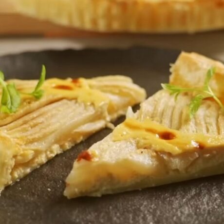 Tart od lisnatog tijesta s kruškom i kremom od vanilije