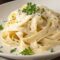 Fettuccine s češnjakom i parmezanom