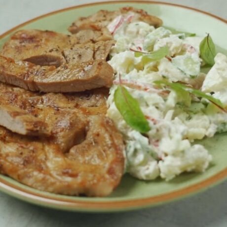 Odrezak svinjskog vrata i kremasta krumpir salata