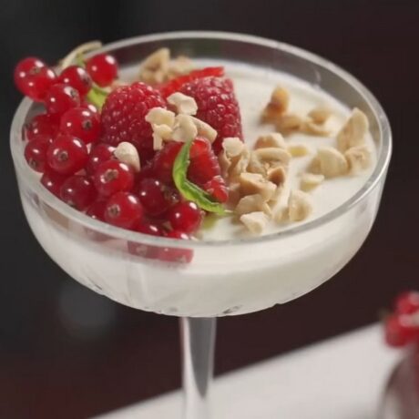 Panna Cotta od grčkog jogurta s malinama i ribizlima