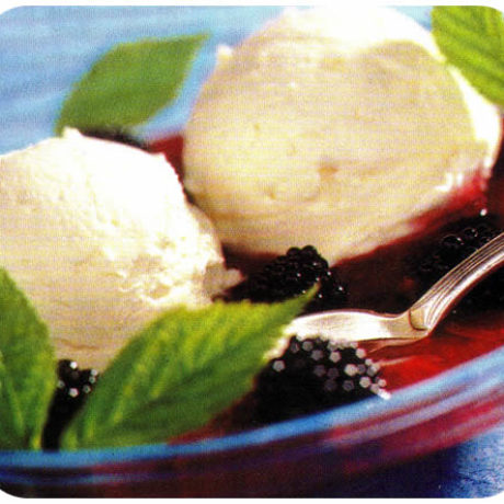 Sladoled od vanilije s kupinama