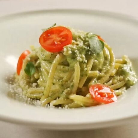 Svježa tjestenina s pestom od peršina i oraha